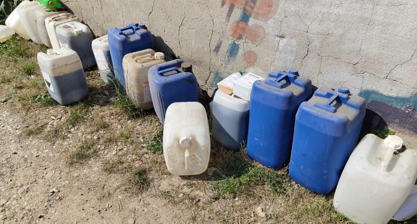Na zdjęciu plastikowe pojemniki przy ulic Żeromskiego