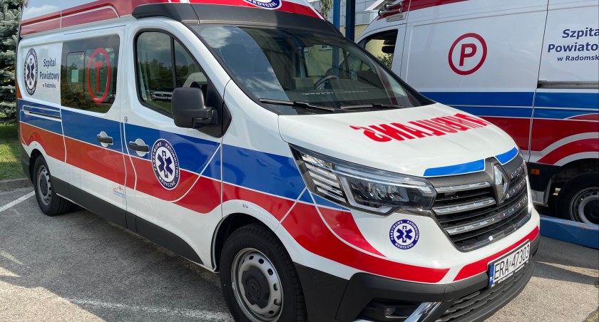 Na zdjęciu nowy ambulans, fot. Szpital Powiatowy/Przemysław Drozdek