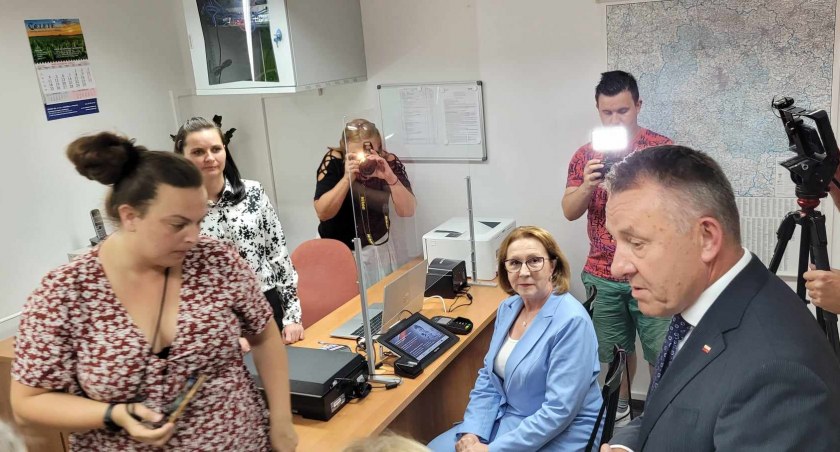 Na zdjęciu otwarcie Terenowego Punktu Paszportowego w starostwie