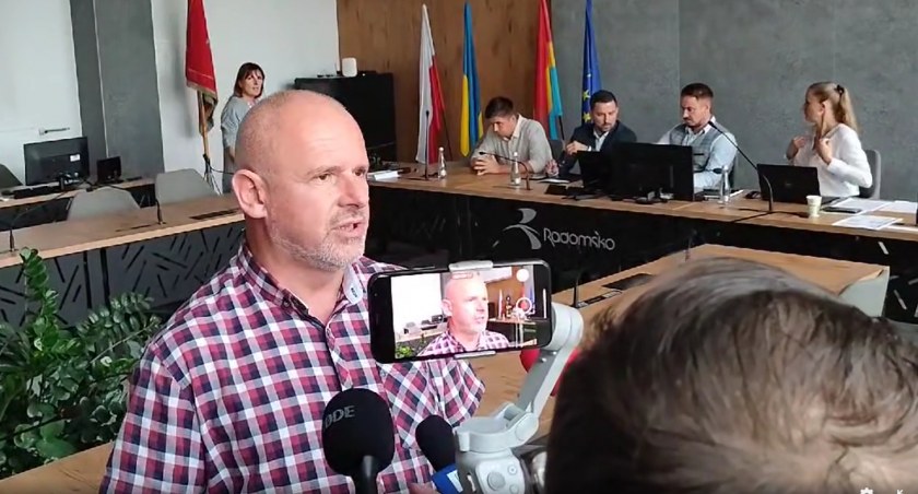 Na zdjęciu rzecznik prasowy GDDKiA w Łodzi, Maciej Zalewski, zrzut ekranu, Facebook/UM Radomsko