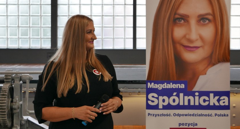 Na zdjęciu Magdalena Spólnicka podczas spotkania wyborczego