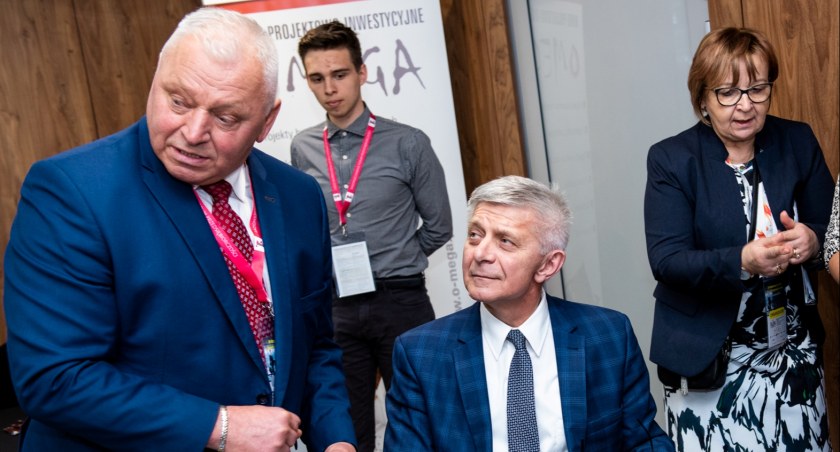 Na zdjęciu Anna Bartkiewicz i były premier Marek Belka (w środku), fot. RIPH
