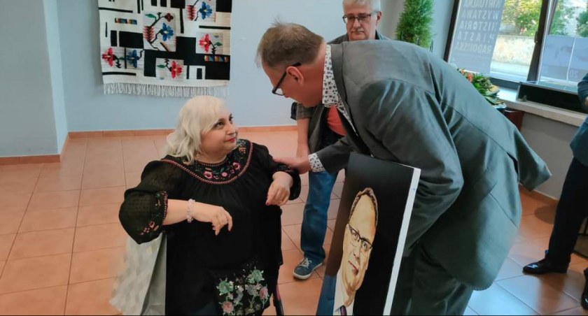 Na zdjęciu Justyna Ciupińska i prezydent Jarosław Ferenc, fot. Facebook/ UM Radomsko 