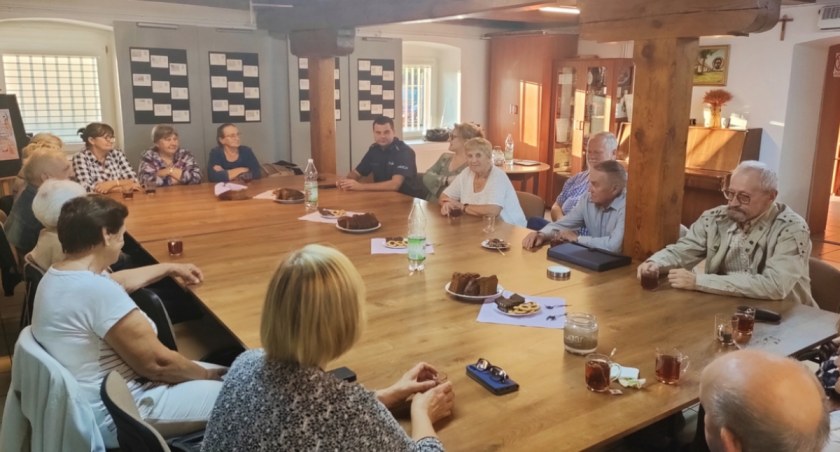 Zdjęcie ze spotkania z seniorami fot. KPP w Radomsku