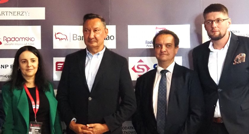 Na zdjęciu goście V Radomszczańskiego Forum Przedsiębiorczości i przedstawiciele RIPH