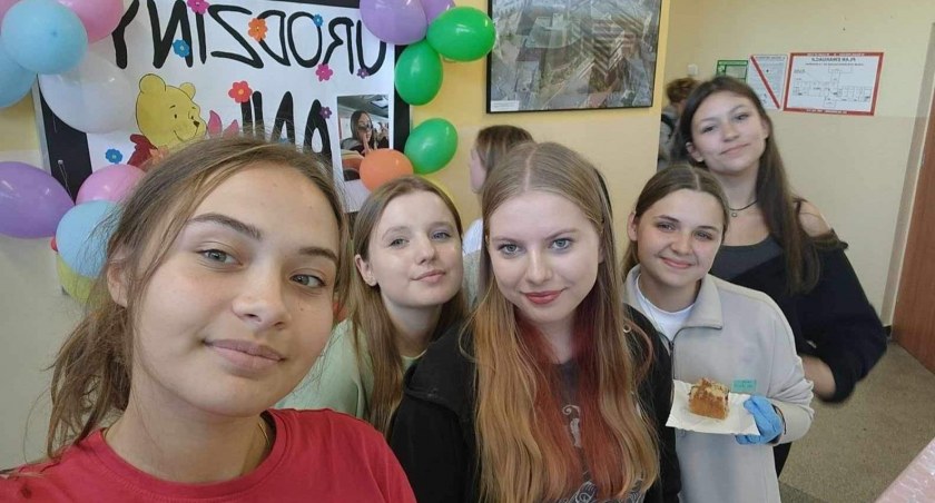 Na zdjęciu rówieśniczki Ani Zbierańskiej, fot. Facebook/I LO w Radomsku