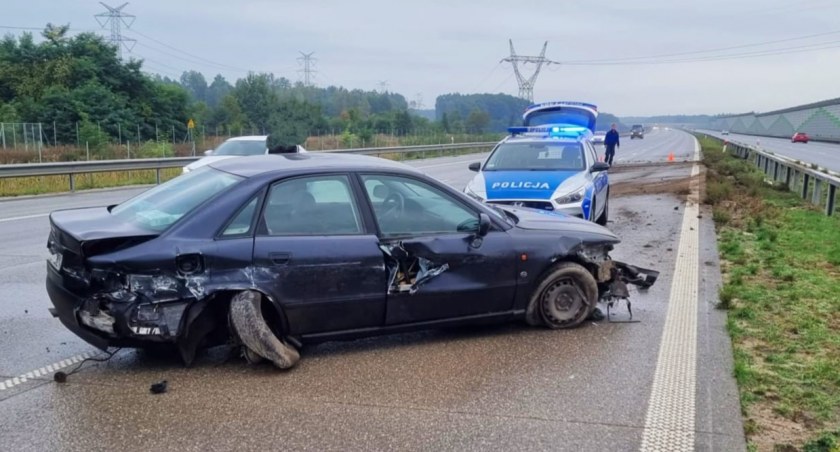 Na zdjęciu audi, którym kierował 19-latek, fot. KPP Radomsko
