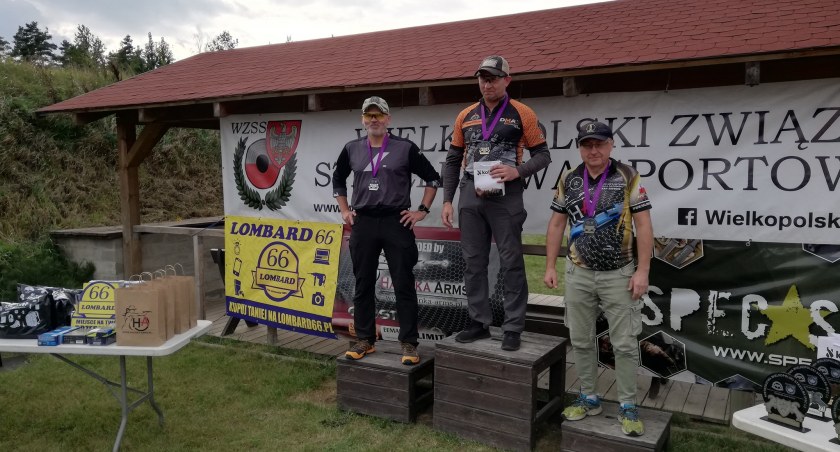Na zdjęciu zawodnicy na podium fot. Facebook/Okręgowy Klub Strzelectwa Sportowego 