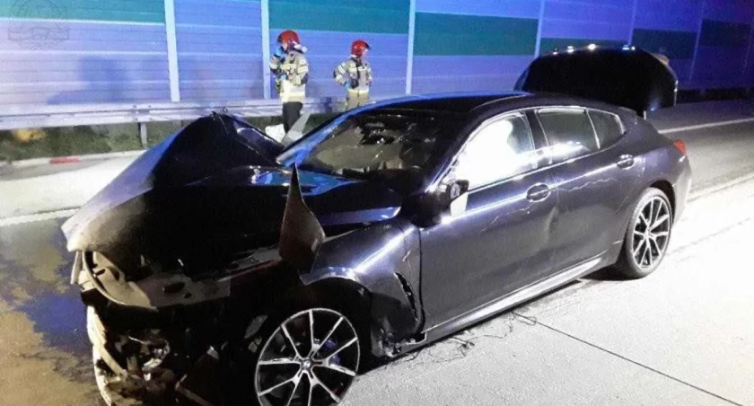 Na zdjęciu BMW, którego kierowca jest poszukiwany listem gończym, fot. Facebook/PolskieDrogi - Zello CB radio w telefonie