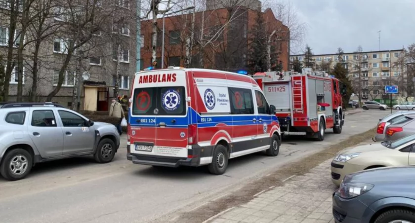 Na zdjęciu karetka pogotowia ratunkowego i wóz strażacki na miejscu wezwania