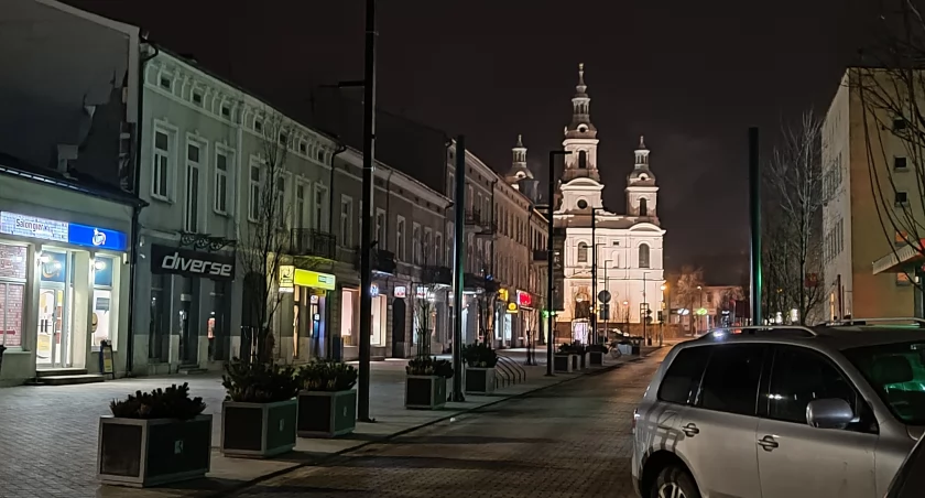 Na zdjęciu ulica Reymonta wieczorem