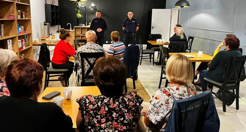 Na zdjęciu spotkanie policjantów z mieszkańcami Kodręba, fot. KPP w Radomsku