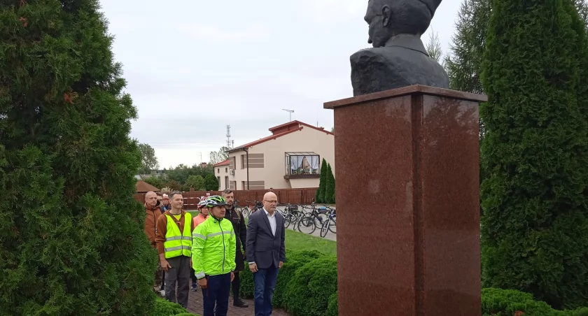 Na zdjęciu uczestnicy rajdu przed pomnikiem Warszyca, fot. Facebook/MOSiR