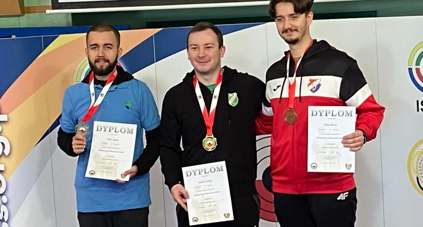 Na zdjęciu zawodnicy na podium fot. Facebook/Okręgowy Klub Strzelectwa Sportowego 