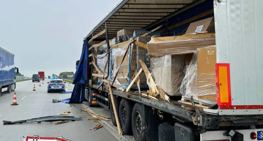 Na zdjęciu uszkodzona ciężarówka, fot. KPP Radomsko