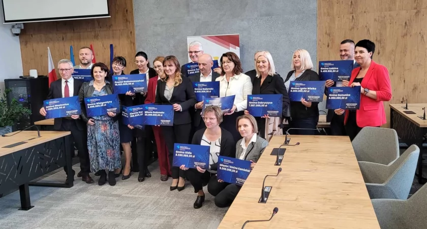 Na zdjęciu przedstawiciele samorządów powiatu radomszczańskiego
