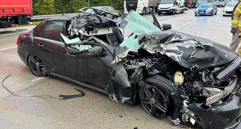Na zdjęciu rozbity mercedes, fot. KPP Radomsko