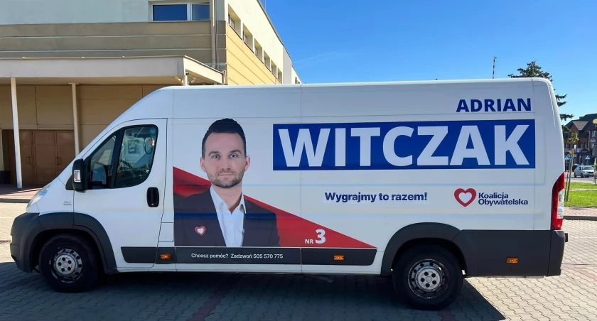 Na zdjęciu kampanijny samochód Adriana Witczaka, fot. FB/Witczak