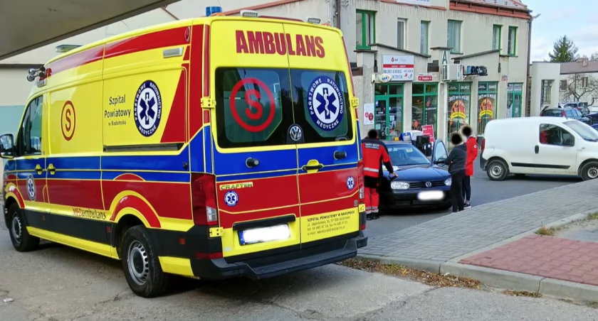 Na zdjęciu karetka na parkingu przy ulicy Tysiąclecia, fot. Facebook