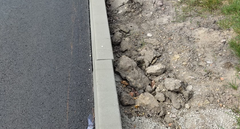 Na zdjęciu nowy asfalt i krawężnik na ulicy Wilsona
