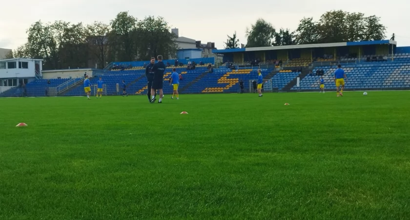 Na zdjęciu piłkarze RKS-u na rozgrzewce, fot. Facebook/RKS Radomsko