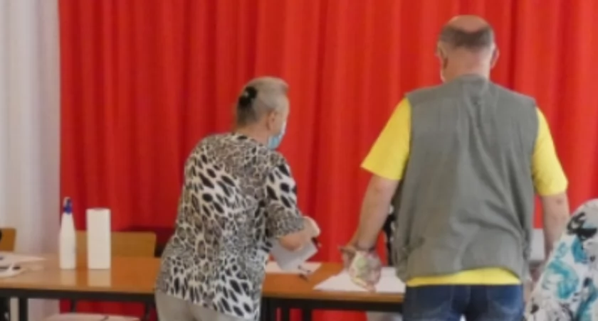 Na zdjęciu wyborcy odbierający karty do głosowania