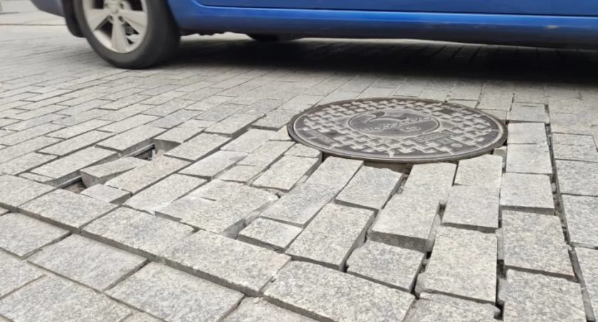 Na zdjęciu z uszkodzona kostka na ul. Reymonta