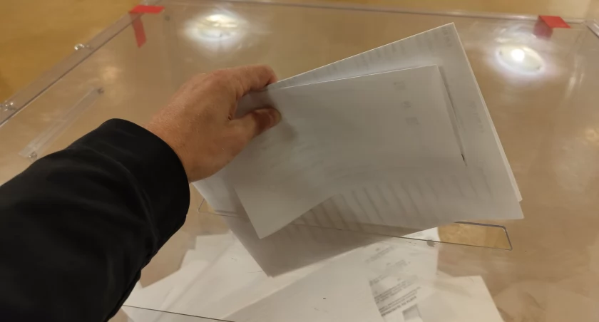 Na zdjęciu głosy wrzucane do urny
