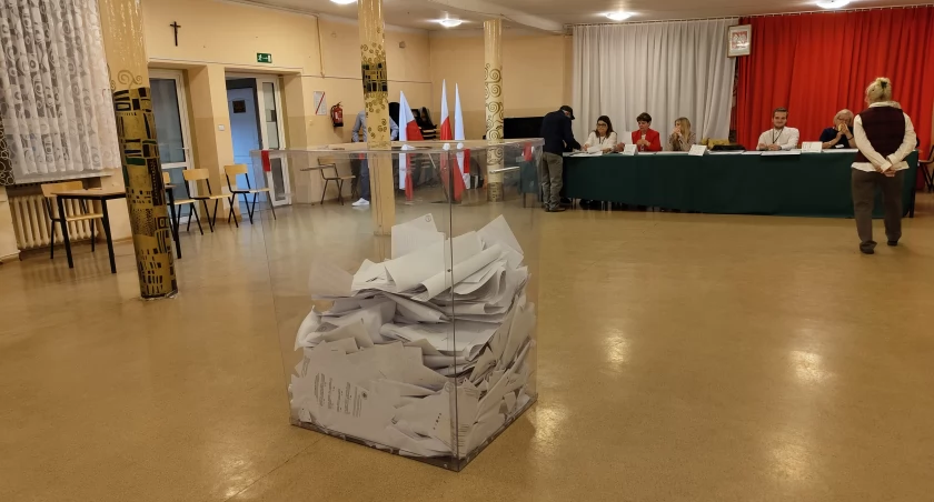 Na zdjęciu jedna z komisji wyborczych w Radomsku, bursa szkolna przy ul. Piastowskiej