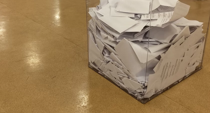 Na zdjęciu urna z głosami
