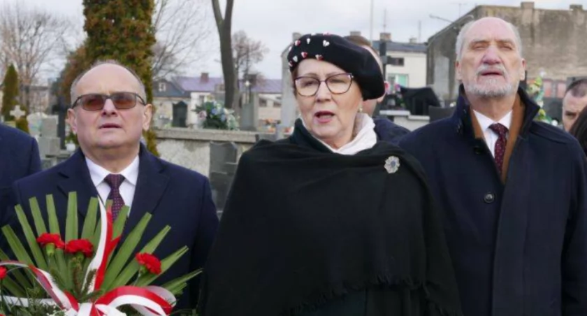 Na zdjęciu Arkadiusz Gaik pierwszy z lewej podczas uroczystości na Starym Cmentarzu, luty 2023