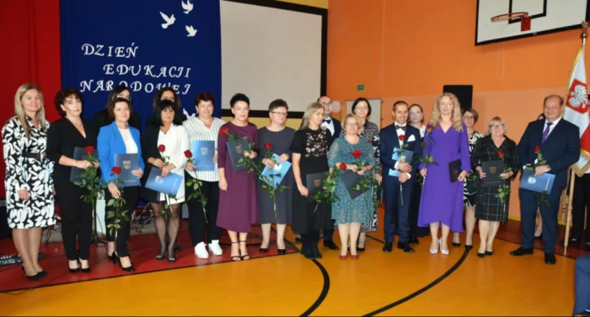Na zdjęciu nagrodzeni nauczyciele i dyrektorzy, fot. Starostwo Powiatowe