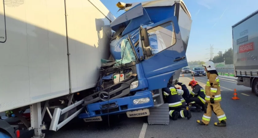 Na zdjęciu rozbite ciężarówki, fot. KP PSP Radomsko