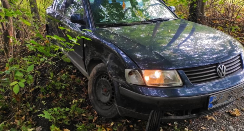 Na zdjęciu passat, którym jechała kobieta, fot. KPP Radomsko