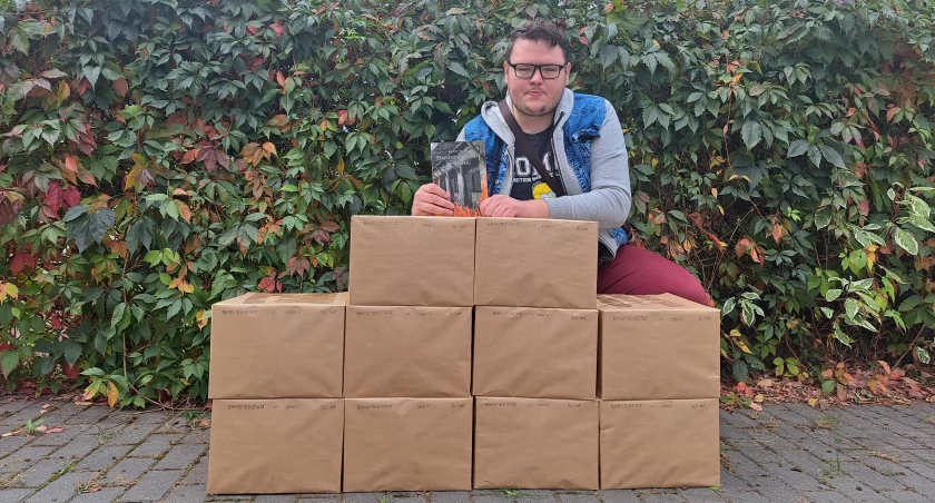 Na zdjęciu Marcin Wodo ze swoją książką