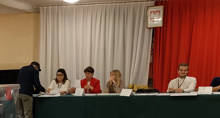 Na zdjęciu komisja wyborcza