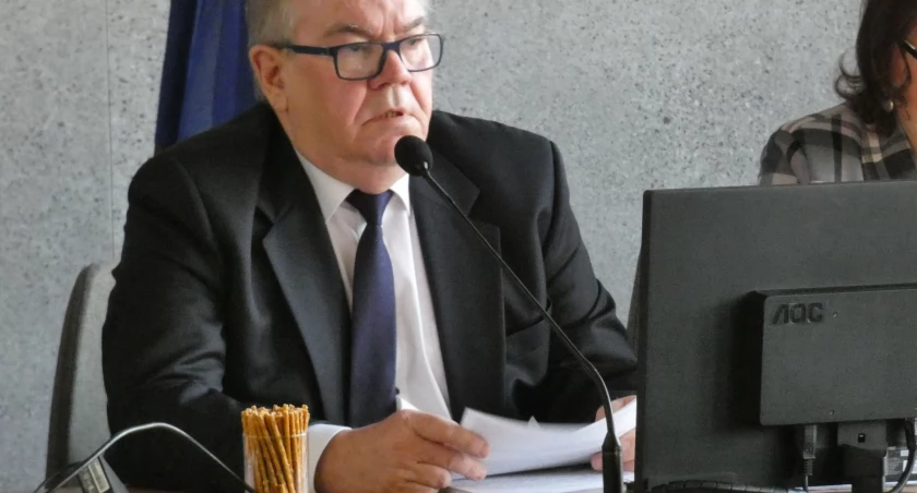 Na zdjęciu przewodniczący rady Tadeusz Kubak podczas sesji