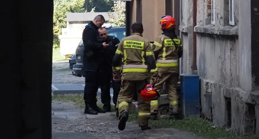 Na zdjęciu strażacy i policjanci wezwani do centrum miasta
