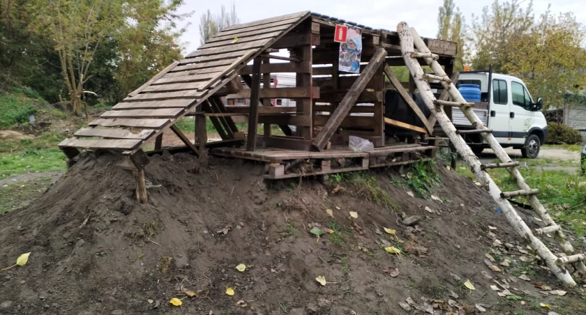 Na zdjęciu skatepark stworzony przez dzieci