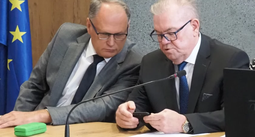 Na zdjęciu prezydent Jarosław Ferenc i przewodniczący Tadeusz Kubak podczas piątkowej sesji nadzwyczajnej