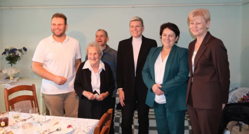Na zdjęciu jubilatka z gośćmi, fot. Facebook/UG Wielgomłyny