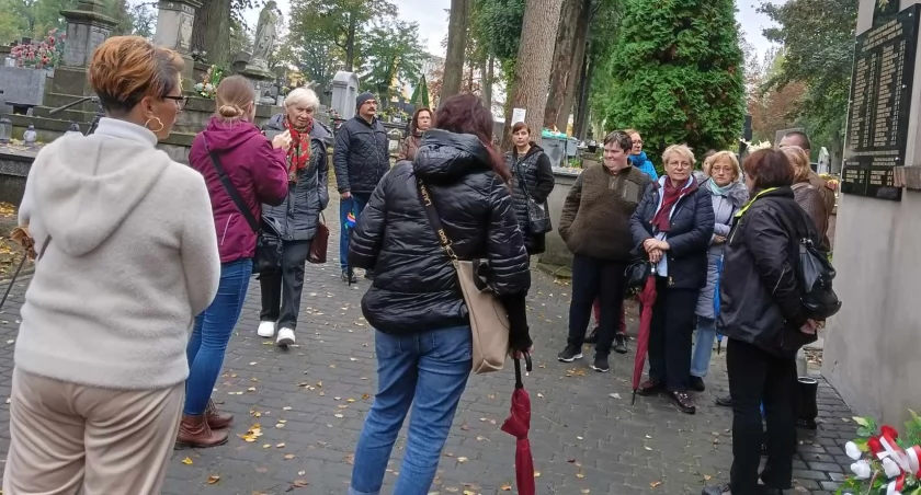 Na zdjęciu uczestnicy spaceru, fot. Facebook/Muzeum Regionalne