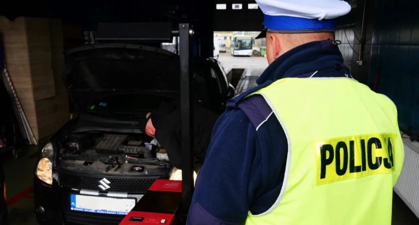 Na zdjęciu policjant podczas kontroli, fot. KPP Radomsko