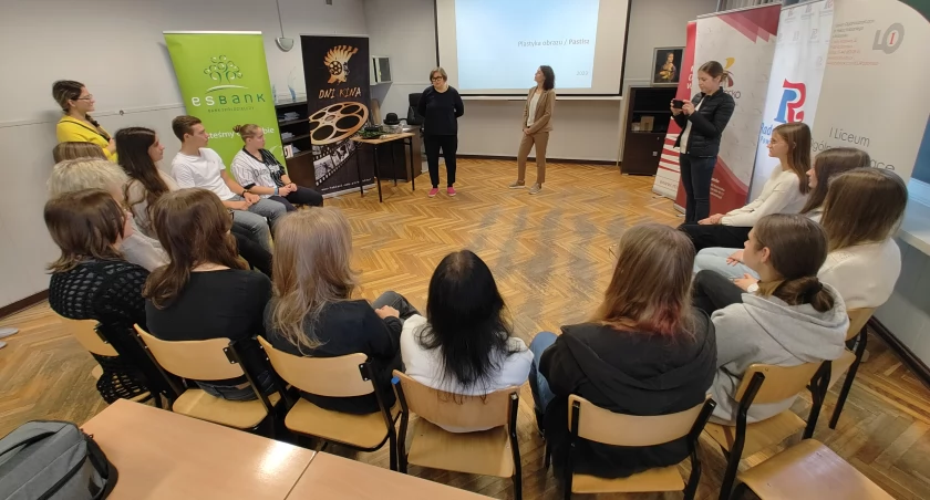 Na zdjęciu uczestnicy warsztatów, Katarzyna Zabłocka i Aleksandra Kędra, pomysłodawczyni i organizatorka Dni Kina