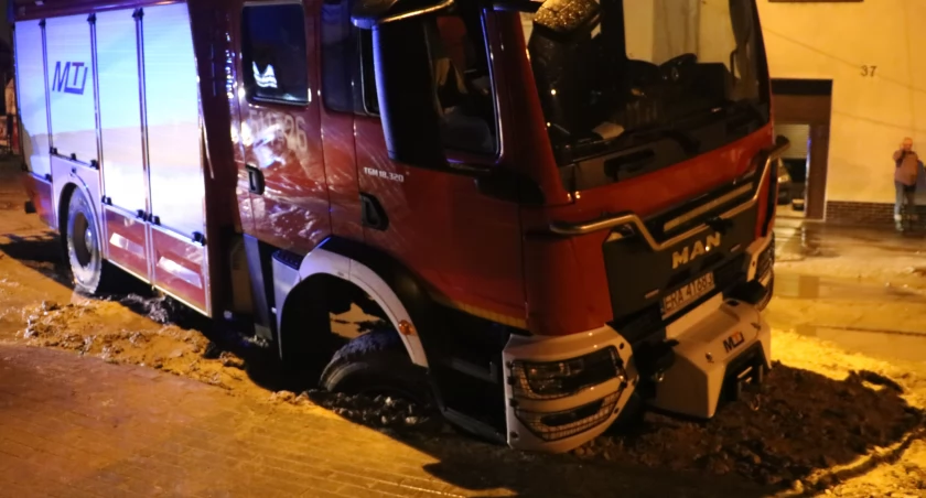 Na zdjęciu wóz strażacki, który utknął na ulicy Piłsudskiego