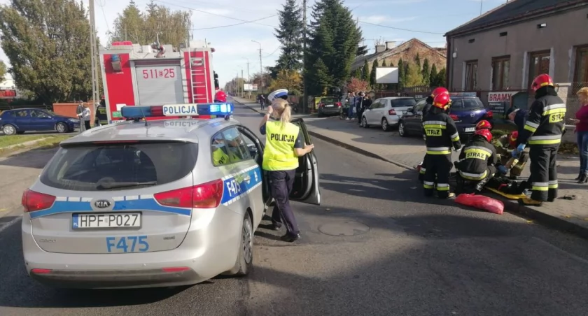 Na zdjęciu: Strażacy udzielają pomocy jednemu z rowerzystów, fot. KPP Radomsko
