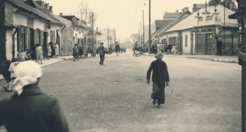 Na zdjęciu: Radomsko rok 1939/1940. Po prawej stronie widoczna brama prowadząca do “Jatek”. Fot. Zbiory muzeum