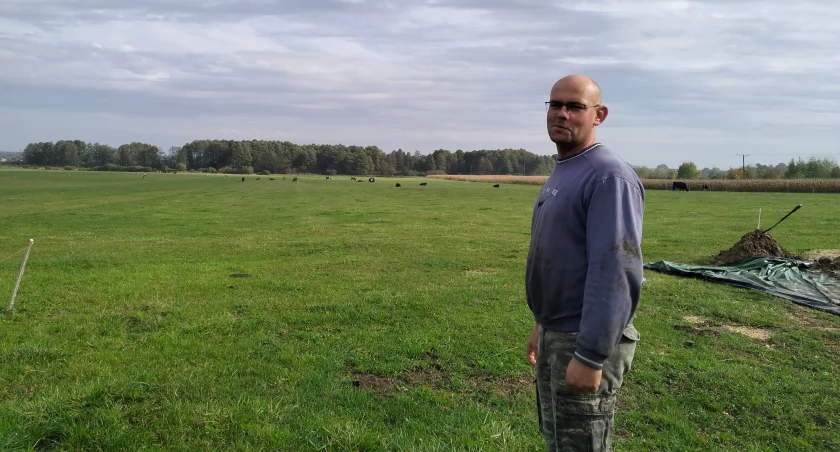 Na zdjęciu: Łukasz Stanios prowadzi gospodarstwo z żoną