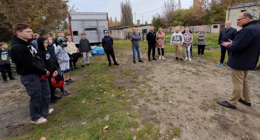 Na zdjęciu prezydent rozmawia z twórcami specjalnego toru dla rowerzystów, fot. UM Radomsko 