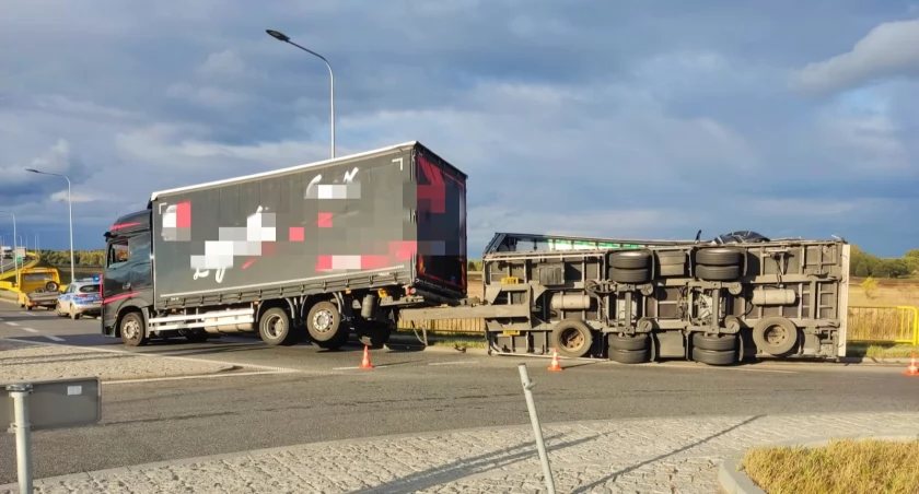 Na zdjęciu przewrócona naczepa ciężarówki, fot. KPP Radomsko